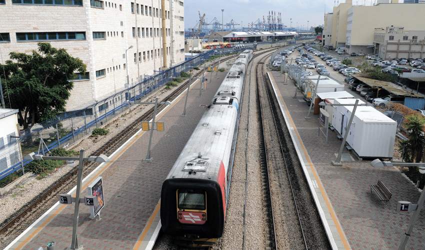 החיץ שיוצרות מסילות הרכבת (צילום: רמי שלוש)