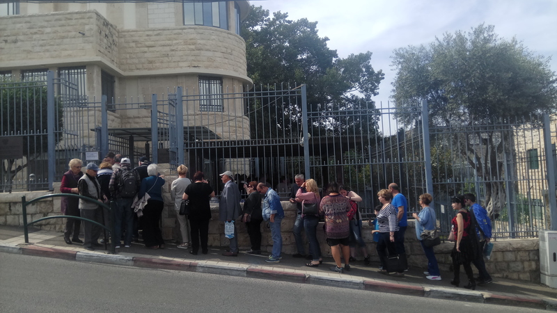 התור בכניסה לקונסוליה הרוסית בחיפה (צילום: אלה אהרונוב)