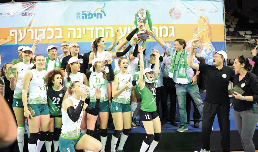 מכבי XT חיפה חוגגת את הזכייה בגביע. גם צלחת האליפות תונף ברוממה? (צילום: צלמוס)