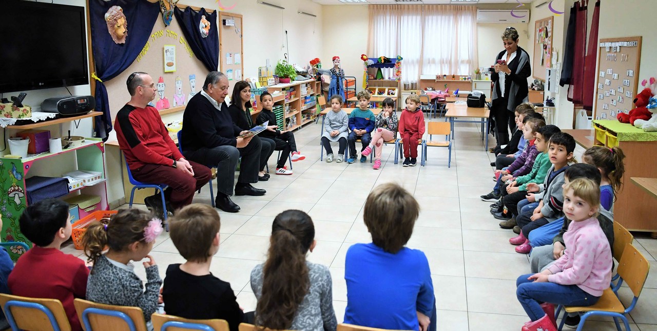 יונה יהב קורא לילדי גן שניר מהספר שבערכה (צילום: ראובן כהן)