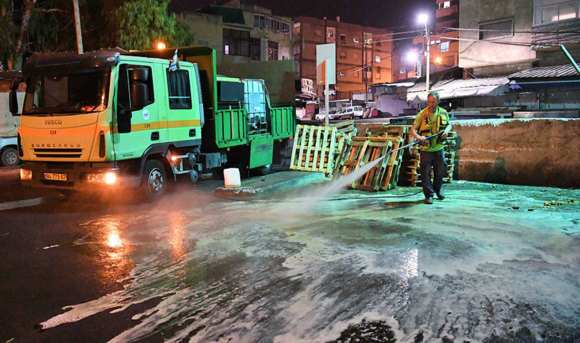ניקוי שוק תלפיות (צילום: ראובן כהן)