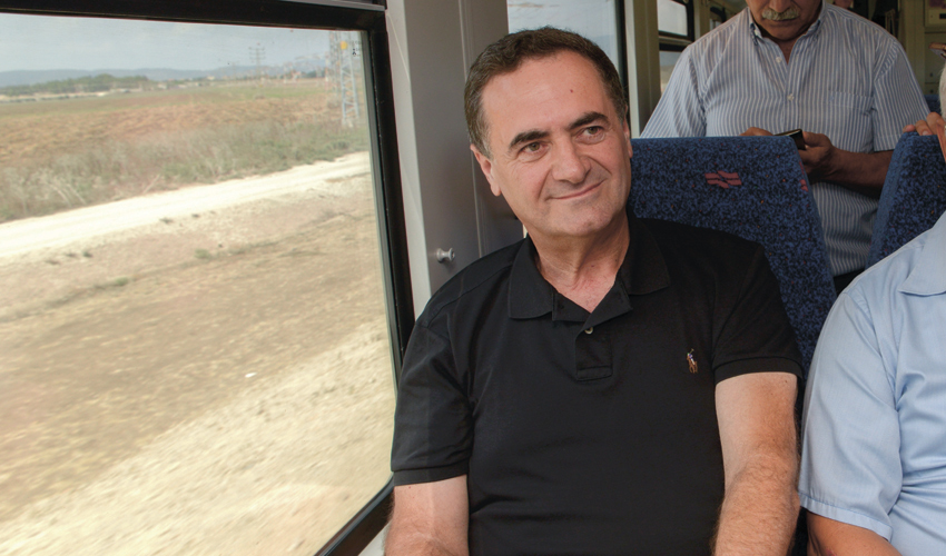 שר התחבורה ישראל כץ בנסיעה ברכבת (צילום: גיל אליהו)