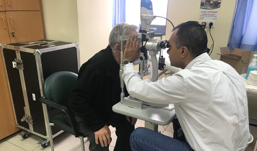 בדיקה לאיתור תחלואת עיניים בחולה סוכרת (צילום: דוברות שירותי בריאות כללית)