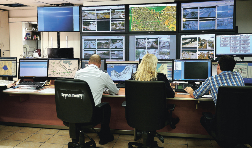 מרכז בקרת הרמזורים (צילום: ניר בלזיצקי, דוברות עיריית חיפה)