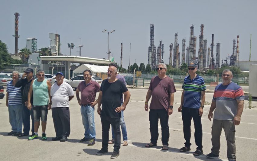 מיכה שטרית ועובדי חיפה כימיקלים (צילום: אלברט סופר)
