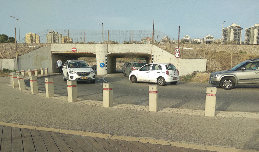 המעבר מתחת למסילת הרכבת לכיוון שדרות ההגנה (צילום: אבי שמול)