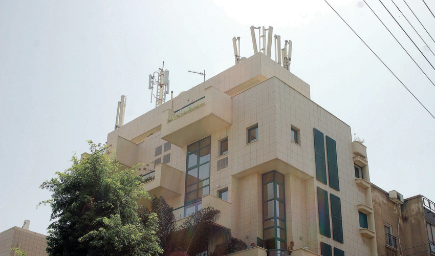 אנטנות סלולריות על גג בניין (צילום: ניר קידר)