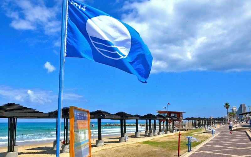 דגל כחול בחוף דדו (צילום: דוברות עיריית חיפה)