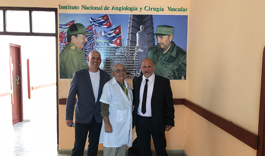 ד"ר משה קוליקובסקי (מימין) וד"ר עופר גלילי (משמאל) בכנס בקובה (צילום: דוברות שירותי בריאות כללית)
