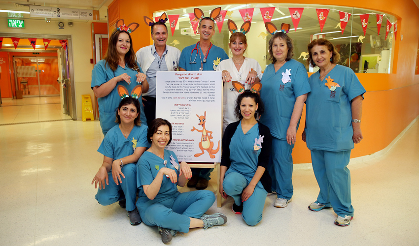 צוות הפגייה בבית החולים רות רפפורט לילדים מעודד מודעות לשימוש בשיטת הקנגורו (צילום: פיוטר פליטר)