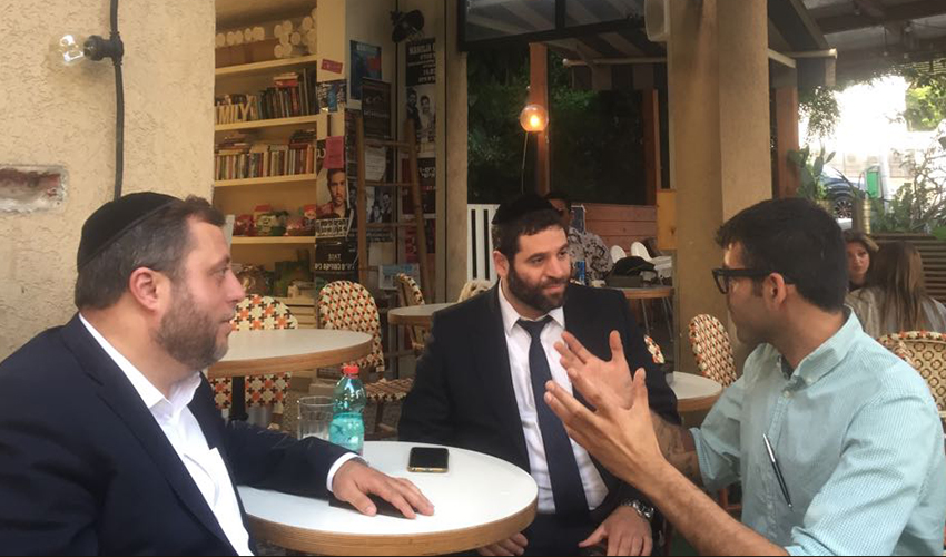 מיכי אלפר (משמאל), מנחם שפירא וניר שובר. "ערכנו סבב פגישות בעיר עם מובילי דעת קהל"