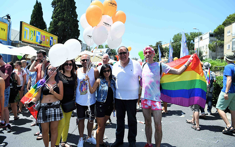 ראש העיר יונה יהב במצעד הגאווה (צילום: ראובן כהן)
