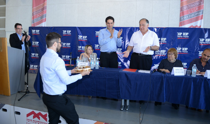 עו"ד אושר טקאטש מגיש את עוגת יום ההולדת ליונה יהב. אין אין אין חגיגה?