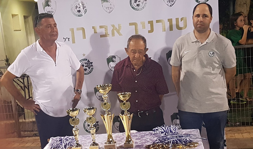 רועי שני, משה רן ודוד פסו בטקס הענקת הגביעים. ההתרגשות היתה בשיאה