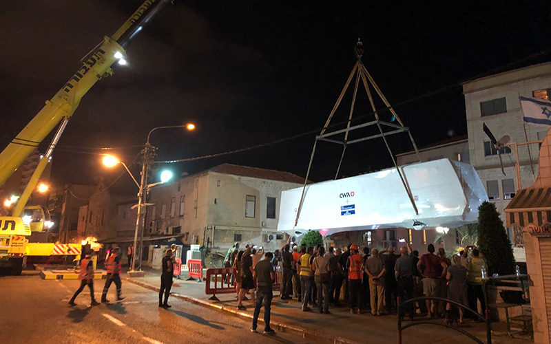 קרון של הכרמלית מוכנס למנהרה בכיכר פריז (צילום: ראובן כהן)