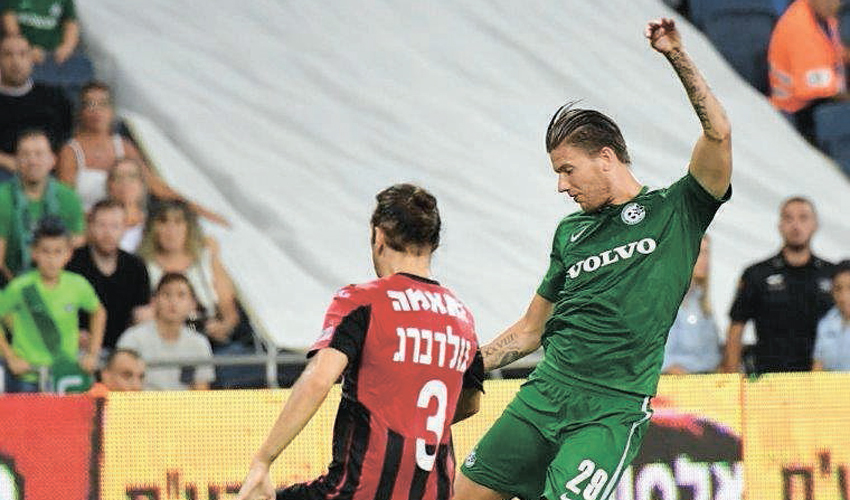 מיכיל קראמר ושון גולדברג על רקע אזור החיץ המאולתר. העיקר שהפועל הרוויחה עוד כמה גרושים (צילום: צלמוס)