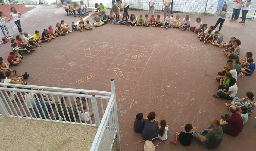 תלמידי בית הספר הפתוח שהגיעו ליום הראשון ללימודים