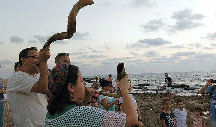 אנשי קהילת אהל אברהם בטקס תשליך בחוף הים (צילום קהילת אהל אברהם)