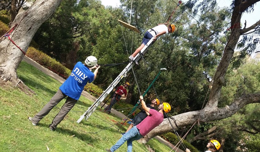פעילות שמעבירים מדריכי עמותת אתגרים לתלמידי ליאו באק (צילום: בית הספר ליאו באק)