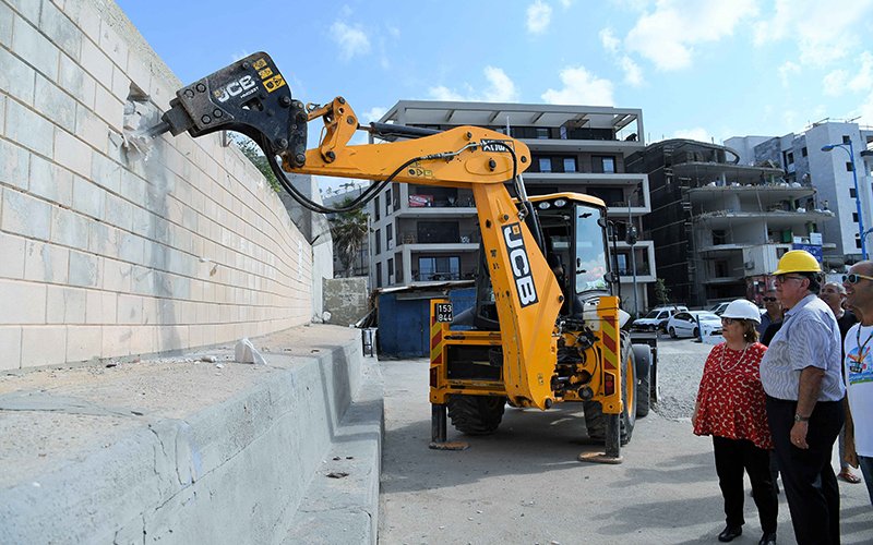 הריסת החומה בבת גלים (צילום: ראובן כהן)