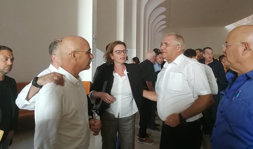 אביהו האן עם עינת קליש רותם ונחשון צוק. "טובתם של תושבי חיפה היא שיכהנו אנשים שפועלים יום יום ושעה שעה למען הציבור" (צילום: סיעת הירוקים)