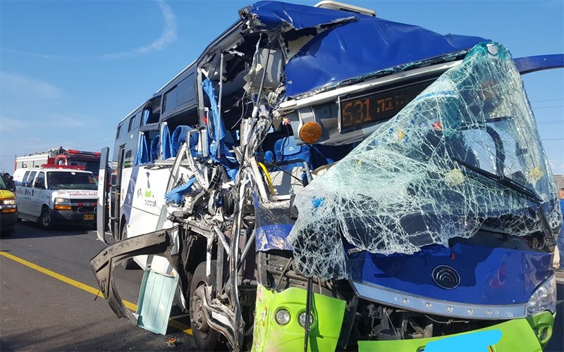 האוטובוס שהיה מעורב בתאונה באזור צומת הקישון (צילום: דוברות איחוד הצלה)