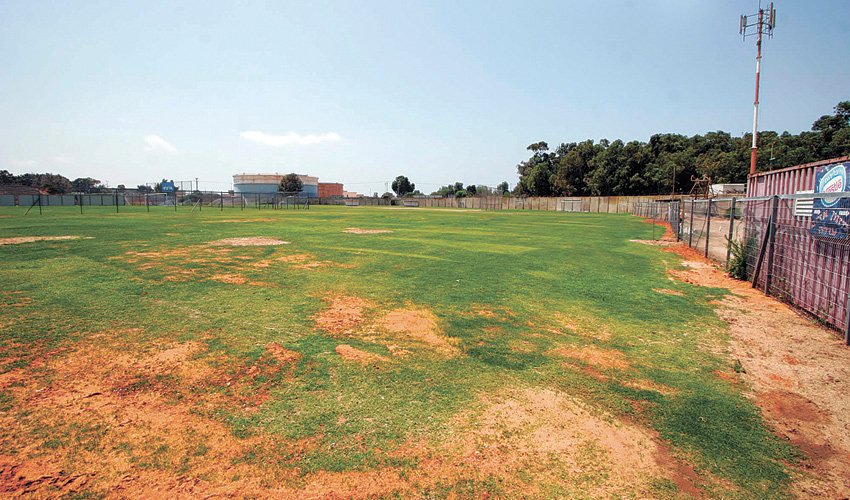 מתחם האימונים בקרית חיים. השחקנים ייאלצו להתאמן שם עוד עשרה ימים (צילום: קובי פאר)