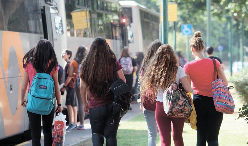 תלמידי חטיבת ביניים (צילום: עזרא לוי)
