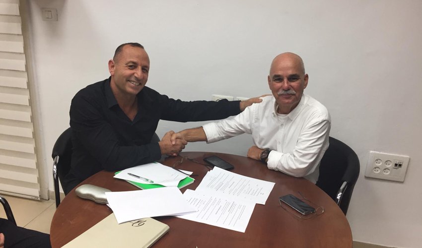 צביקה ברבי ונחשון צוק. "ראש העיר נענתה לכל דרישותינו" (צילום: עובד כונפנו)