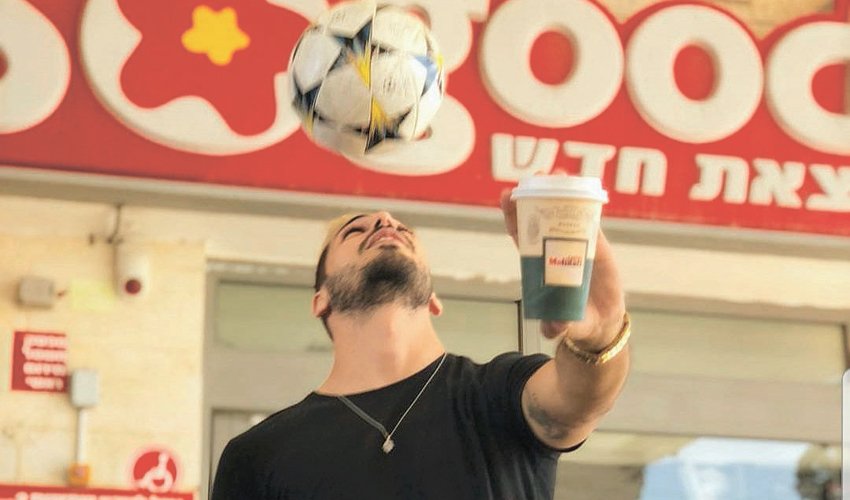 אלמוג בוזגלו בפרסומת. “ברור שזה תמורת תשלום" (צילום מתוך חשבון האינסטגרם של אלמוג בוזגלו)