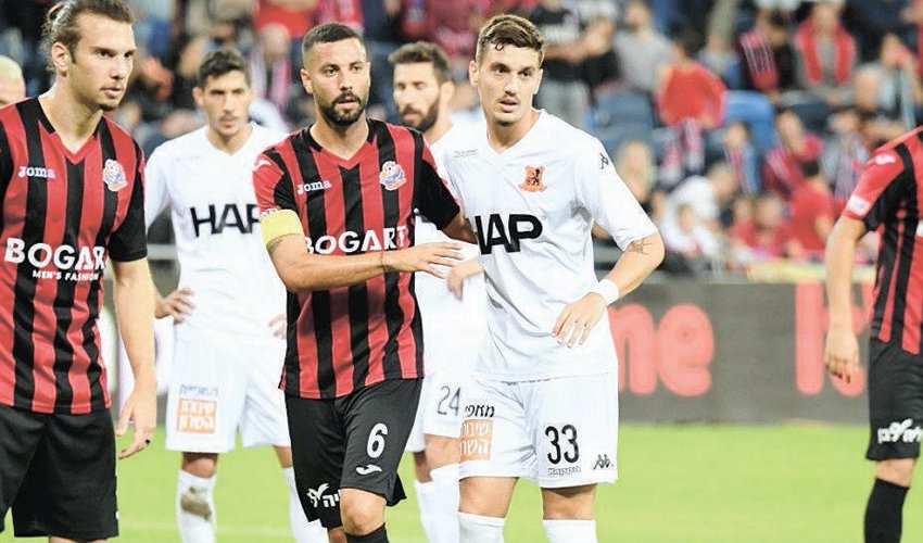 קפטן הפועל גל אראל עם המדים של ג’ומה. עוד התנהלות מביכה של המועדון (צילום: צלמוס)