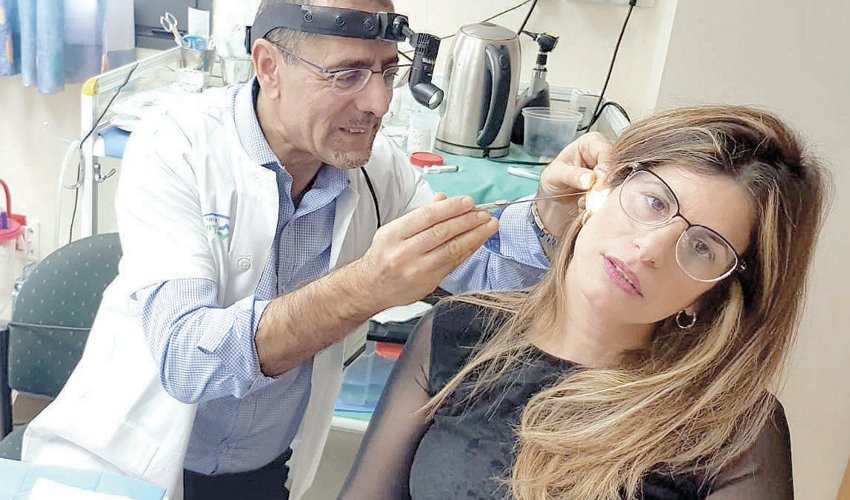 ד”ר נחום מרום והמטופלת (צילום: דוברות שירותי בריאות כללית)