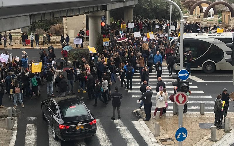 הפגנת העובדים הסוציאליים מול משרדי הממשלה בחיפה