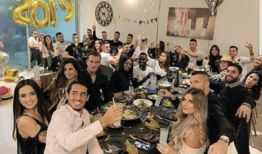 שחקני מכבי חיפה חוגגים סילבסטר. הרבה סיבות לחגוג? (צילום מתוך חשבון האינסטגרם של רז מאיר)