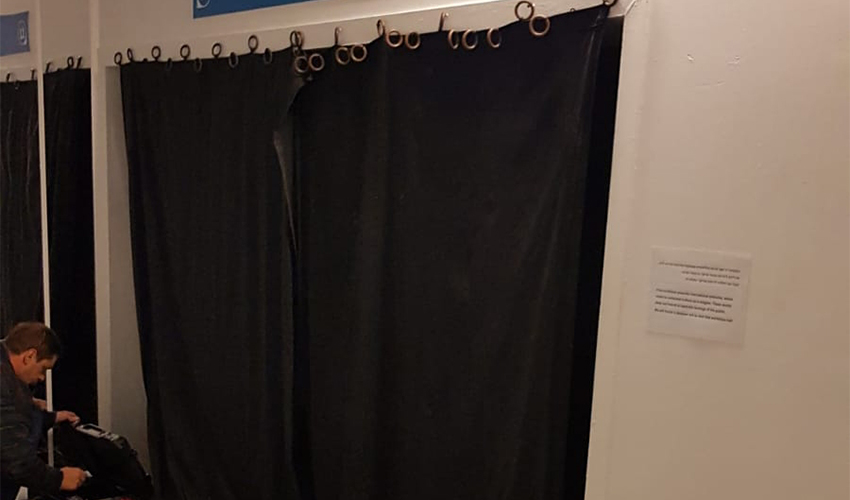 הווילון שמכסה את הכניסה לאגף במוזיאון שבו מוצגות היצירות השנויות במחלוקת (צילום: הכנסייה היוונית בחיפה)