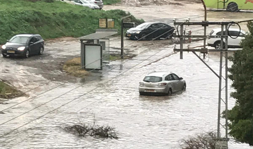 ההצפה ברחוב העלייה השנייה בשכונת בת גלים (צילום: יעל בז'רנו)