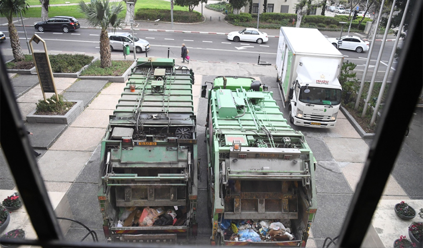 משאיות לפינוי אשפה חוסמות את הכניסה לבניין העירייה. ההסתדרות תפעיל את קרן השביתה?