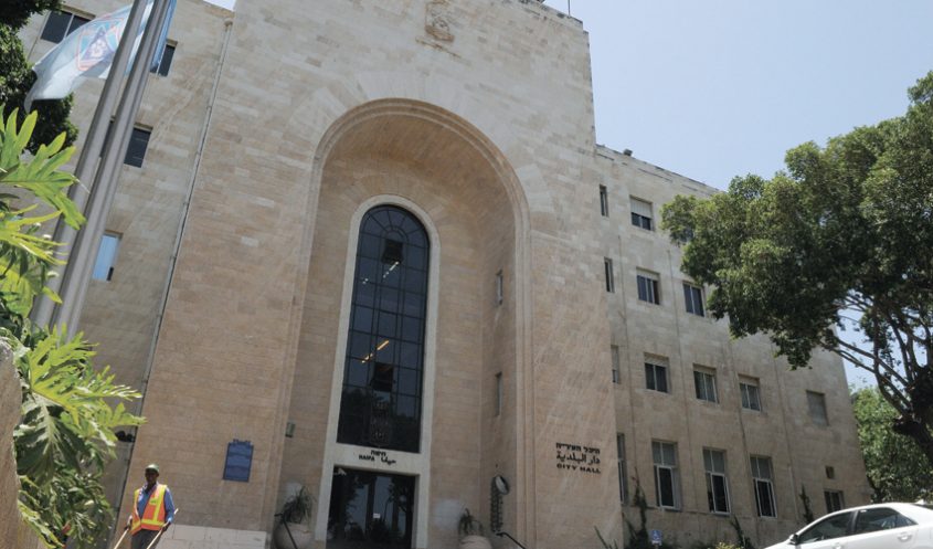 עיריית חיפה. גזבר העירייה ג'אקי ואקים: "כל הסיפור הזה של דברי הסבר אינו מחויב המציאות והוא גם לא הגיוני" (צילום: רמי שלוש)