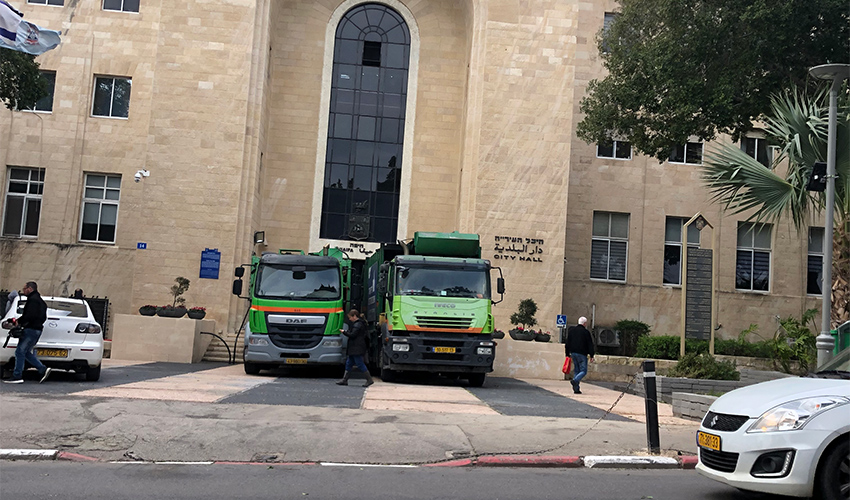 משאיות לפינוי אשפה חוסמות את הכניסה לבניין העירייה. מי הבא שיתפוס טרמפ על השביתה?