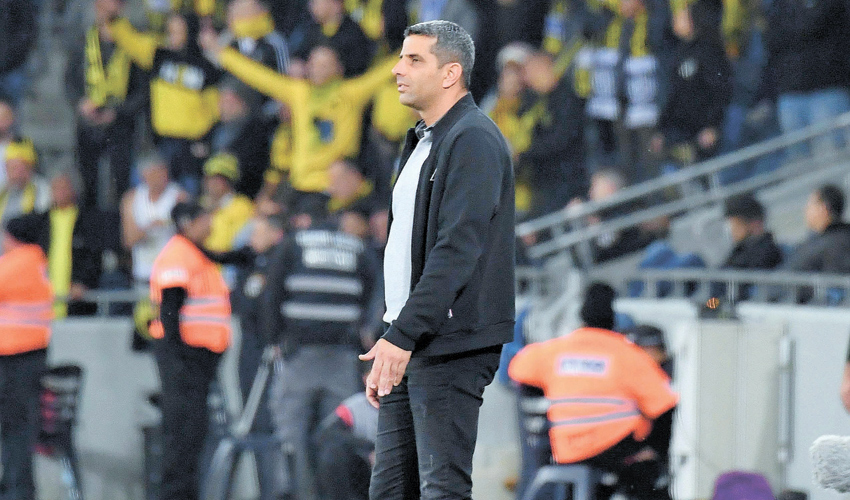 שרון מימר במשחק מול בית”ר ירושלים. הקהל בורח מהיציעים (צילום: צלמוס)