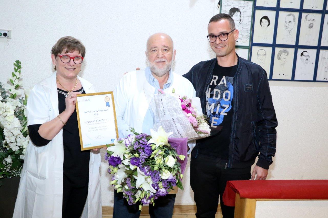 ד"ר אלכסנדר יוסיפופיץ' מקבל את הפרס (צילום: אלי דדון)