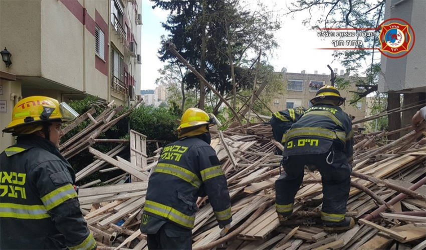 אדם נהרג בקריסת פיגום בנוה שאנן (וידאו)