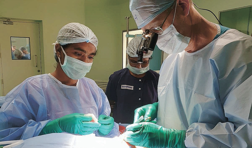 ד"ר צח שרוני בחדר הניתוח בהודו (צילום: דוברות הקריה הרפואית רמב"ם)