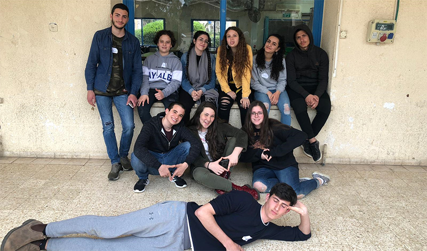 חברי הקבוצה מבתי הספר ליאו באק ונזירות נצרת