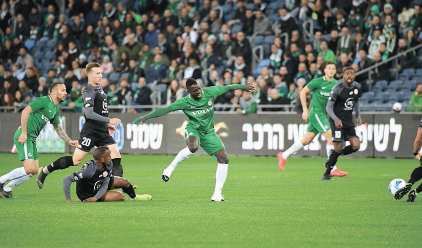 רגע הפציעה של סינטיהו סולליך. ההחלמה מתארכת (צילום: צלמוס)