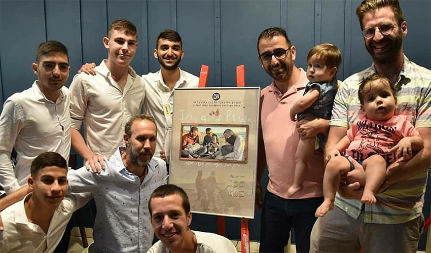 יוצרי הסרט "Joy and Pride" עם המורה ובן זוגו (צילום: בית הספר עירוני ה')