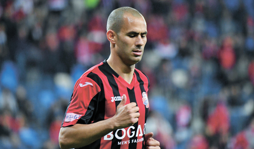 גילי ורמוט מדגמן את מדי הקבוצה עם השם של חברת בוגרט. ספונסריות אחרות לא עומדות בתור (צילום: צלמוס)