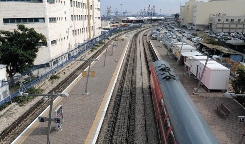 רכבת באזור הנמל (צילום: רמי שלוש)