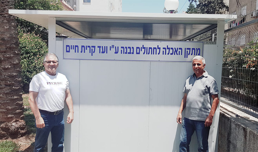 יו"ר ועד קרית חיים שלמה אוחיון (משמאל) וסגנו שלמה עדני (צילום: קרן בשן)