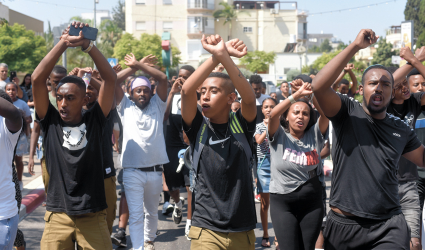 ההפגנה של הקהילה האתיופית. גל מחאה שלא תואם את הפרופיל של בני העדה הידועים כשקטים ומנומסים (צילום: רמי שלוש)